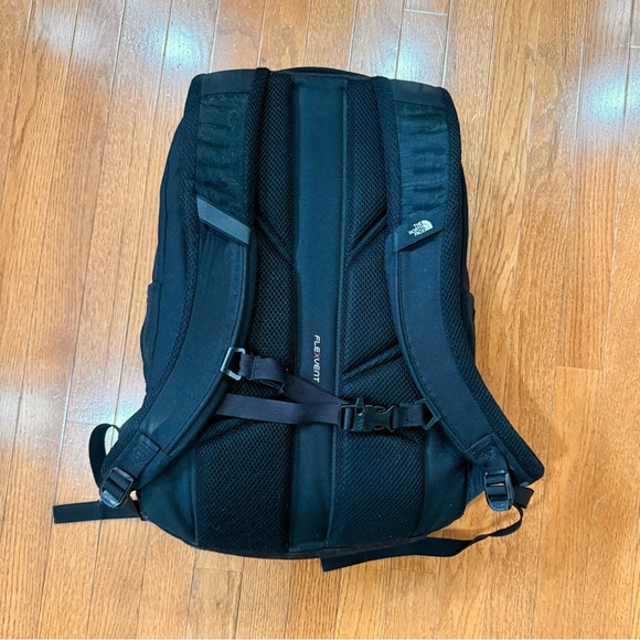 The North Face Jester Backpack Men’s Black Day Pack School College Hiking Travel - Picture 3 of 9